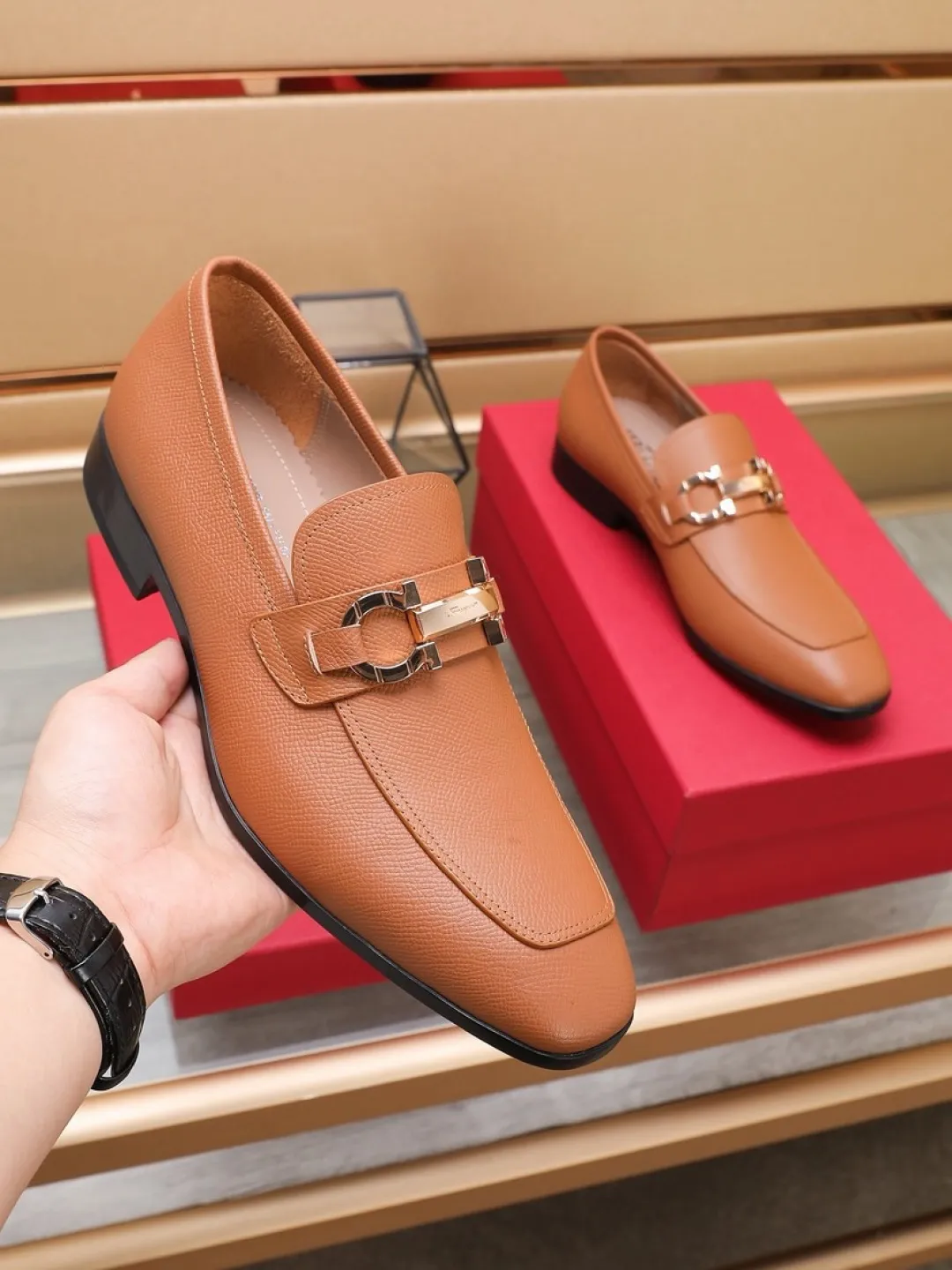 P620💰🔥《Ferragamo》👏Latest • High-end top brand luxury ~ purchasing agency, top quality ~. New fashionable business men's shoes 🔜The uppers are made of original palm-print cowhide➕cowhide·lining, with fine workmanship. The original stylish and soft combination wear-resistant and non-slip outsole is light and comfortable on the foot. The real thing looks better when photographed in person. Color: two colors available. Number of yards: 38/45 yards